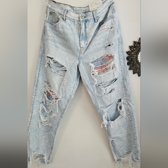 American Eagle Boyfriend Jean - Picture 3 of 4